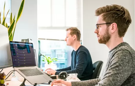 Feel Better at Your Desk with 7 Health Tips For Office Workers